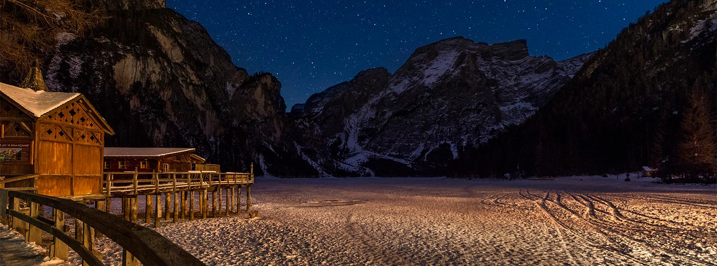 Lago di Braies ricoperto di neve