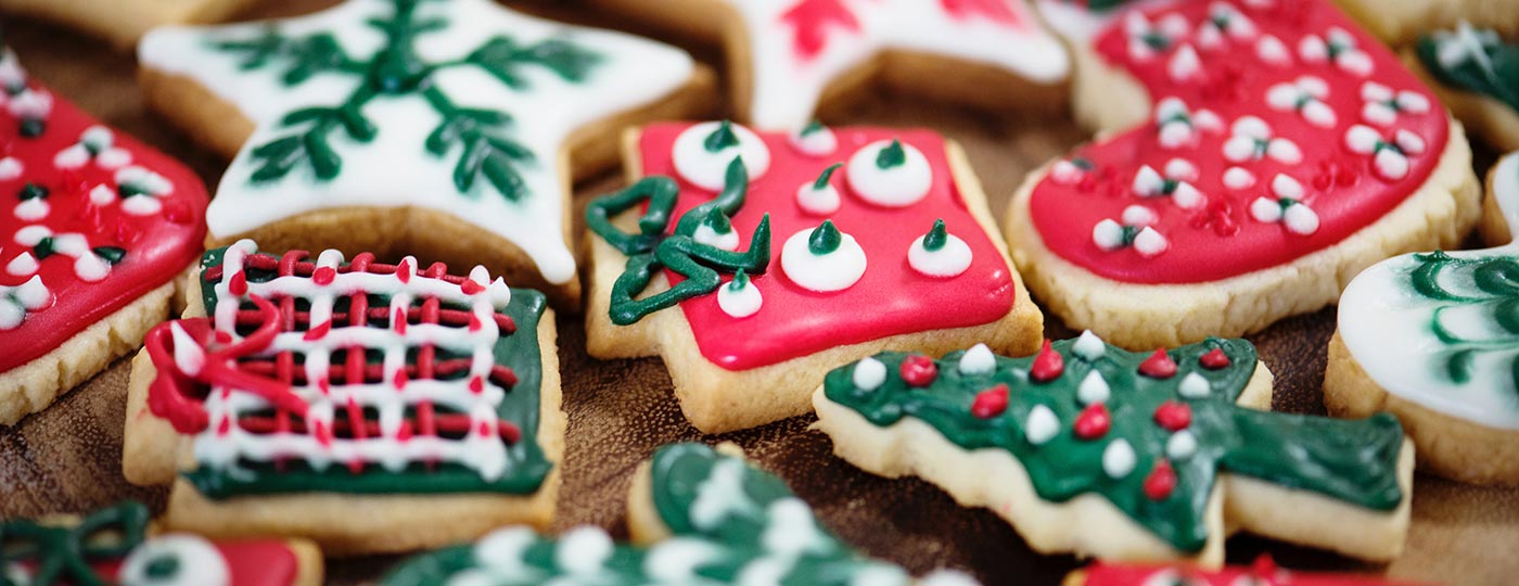 Decorazione di biscotti con glassa natalizia