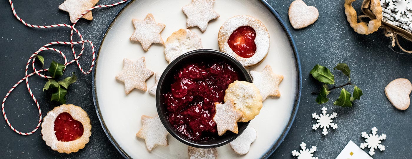 Tipici biscotti di Natale farcici con marmellata di lamponi